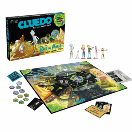 Настольная игра Cluedo «Рик и Морти» (англ.) Cluedo: Рик и Морти — логическая головоломка, в которой игрокам предстоит перемещаться по игровому полю с помощью кубиков, а также разгадывать тайны.Планы портальной пушки Рика были украдены! Рику, Морти, Саммер, Джерри, Бету и мистеру Пупибаттхолу предстоит раскрыть, КТО украл планы, ГДЕ они прячутся и С ЧЕМ они это сделали. Как только вы думаете, что разгадали тайну, вернитесь на Землю и положите планы обратно в сейф Рика.Особенности: 	Классическая детективная настольная игра, в которой вы становитесь настоящим сыщиком и ищете улики, чтобы раскрыть тайну 	Вместе с любимыми персонажами — Риком, Морти и Джерри — исследуйте особые локации: Цитадель Риков, Планету Чистки и Газорпазорп, раскрывая скрытые секреты 	Эта специальная версия Cluedo понравится всем фанатам Рика и Морти, где вам предстоит решить: кто украл планы? Где они прячутся? И каким предметом воспользовались? 	Был ли это Ризотто Групон с коробкой Мизиксов на Нуптии 4? Или Зип Ксанфлорп с флягой Рика на Микровселенной? 	Классическая детективная настольная игра, которая принесет удовольствие всей семье