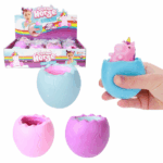 Jucărie antistres «Ou cu unicorn» — Dream Horse (as.) Un ou moale din cauciuc sintetic care nu doar că este relaxant de strâns, dar ascunde și o surpriză: un unicorn simpatic apare din interior! Există 3 modele diferite. Scanează codul QR de pe ambalaj pentru a descărca o pagină de colorat Dream Horse și un poster vesel cu unicornul năzdrăvan de la Toi-Toys.Caracteristici: 	Efect surpriză — unicorn care iese din ou 	3 modele diferite disponibile 	Combinație de jucărie și antistres 	Material moale și plăcut la atingere 	Bonus: pagină de colorat și poster prin QR code