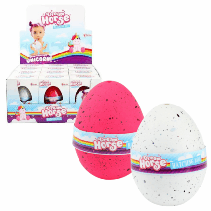 Ou cu unicorn – Dream Horse Hatching Egg (as.) Nu vei afla ce este în acest ou imediat — trebuie să ai răbdare! Pune oul într-un pahar cu apă, astfel încât să fie complet scufundat. După 1–2 zile, oul va începe să crape, apoi se va deschide complet. Acum poți vedea ce fel de unicorn este și să urmărești cum crește până când eclozează complet. Uscă-l bine și unicornul este al tău!