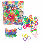 Set pentru realizarea brățărilor „Neon” Fetițele își doresc mega brățări colorate? Acest set de elastice este perfect pentru crearea unor brățări unice.Caracteristici:Setul conține 72 elastice, 1 suport pentru împletit și 4 inele.Elasticele XXL sunt realizate din cauciuc, în culori intense, neon: galben, verde, portocaliu, albastru, roz și violet. Acestea au un diametru exterior de 3,5 cm și o grosime de 0,5 cm.După ce ați terminat de împletit o brățară, puteți să prindeți capetele cu unul din inelele de plastic incluse în set. Inelele au închidere facilă, prin clipsare. Acestea sunt ambalate în pungă zip.Suportul pentru împletit este fabricat din plastic, cu o formă „Y” practică de ținut în mână, de manipulat și de împletit elasticele.Modul de asamblare este ușor, iar chiar dacă sunteți începătoare, pașii ilustrați de pe ambalaj vă vor ajuta să realizați în cel mai scurt timp creații minunate, pe care le puteți asorta ținutei sau le veți oferi ca și cadou unicat.Crearea propriilor accesorii este o formă de distracție ideală și inventivă, care stimulează imaginația și, în același timp, dezvoltă abilitățile manuale și creativitatea.Realizarea brățărilor necesită precizie și răbdare, ceea ce ajută la îmbunătățirea acestor calități importante.