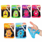 Slime «Monstru cu Ochi», în as. Bun venit în lumea slime-ului distractiv! Faceți cunoștință cu monstrulețul haios și porniți într-o aventură gelatinoasă, unde slime-ul alunecă printre degete. Este o experiență senzorială grozavă, care cu siguranță îi va încânta pe toți fanii slime-ului!Caracteristici:Fiecare recipient conține 49 g de masă gelatinoasă și 2 ochișori.Gelatina este moale, elastică și plăcută la atingere. Este gata de utilizare — pur și simplu scoateți-o din ambalaj și jucați-vă cum vă place.Ochișorii sunt din plastic, cu iris negru mobil.Adăugați ochii în slime, creați monstruleți simpatici cu priviri caraghioase și bucurați-vă de o distracție "monstruoasă"!Slime-ul este disponibil în următoarele culori: verde, portocaliu, galben, albastru, roz și roșu.Joaca cu slime-ul stimulează creativitatea și imaginația copiilor, având totodată un efect relaxant și antistres.
