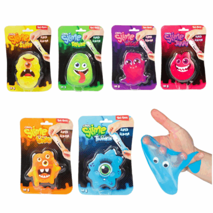 Slime «Monstru cu Ochi», în as. Bun venit în lumea slime-ului distractiv! Faceți cunoștință cu monstrulețul haios și porniți într-o aventură gelatinoasă, unde slime-ul alunecă printre degete. Este o experiență senzorială grozavă, care cu siguranță îi va încânta pe toți fanii slime-ului!Caracteristici:Fiecare recipient conține 49 g de masă gelatinoasă și 2 ochișori.Gelatina este moale, elastică și plăcută la atingere. Este gata de utilizare — pur și simplu scoateți-o din ambalaj și jucați-vă cum vă place.Ochișorii sunt din plastic, cu iris negru mobil.Adăugați ochii în slime, creați monstruleți simpatici cu priviri caraghioase și bucurați-vă de o distracție "monstruoasă"!Slime-ul este disponibil în următoarele culori: verde, portocaliu, galben, albastru, roz și roșu.Joaca cu slime-ul stimulează creativitatea și imaginația copiilor, având totodată un efect relaxant și antistres.