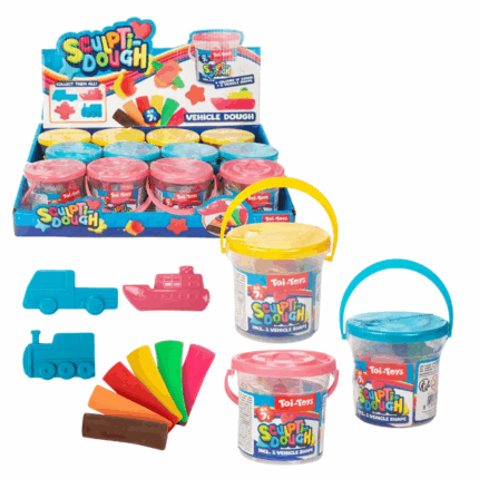 Set de plastilină cu formă, în căldărușă Scufundă-te în lumea creației cu setul de plastilină în căldărușă de la Toi-Toys! În această căldărușă compactă vei găsi 6 bucăți colorate de plastilină și 1 formă pentru modelarea unei mașinuțe. Cu ajutorul lor, poți realiza opere de artă pline de culoare și să-ți dezvolți imaginația! Fiecare bucată are o greutate de aproximativ 7 grame, perfect pentru mânuțele mici.Caracteristici:6 bucăți colorate de plastilină1 formă pentru crearea figurilorCăldărușă practică pentru depozitare și transportRecomandat copiilor de la 3 aniAcest set sprijină dezvoltarea motricității fine, a imaginației și a creativității copiilor. Ideal pentru joacă acasă sau la grădiniță.