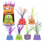 Jucărie interactivă «Monstrul urlător», în as. Descoperiți jucăria interactivă și amuzantă „Monstrul urlător” de la Toi-Toys, care scoate sunete haioase atunci când trageți de „părul” ei! Pur și simplu trageți de o șuviță pentru a auzi diferite efecte sonore!Setul conține monștri în culori variate: violet, verde neon, bleu, roșu, verde, liliac și maro. Culoarea se alege la comandă sau se trimite aleatoriu.Jucăria este fabricată din cauciuc sigur și durabil, potrivită pentru joacă atât acasă, cât și în aer liber.Funcționează cu 3 baterii LR1130 (incluse). Înainte de utilizare, scoateți banda de protecție. Schimbarea bateriilor se face doar de către adulți, respectând polaritatea.Ajută la dezvoltarea motricității, simțului tactil și auditiv, gândirii creative, precum și la reducerea stresului și îmbunătățirea dispoziției.
