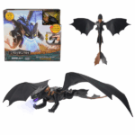 Jucărie interactivă «Toothless» cu efecte de lumină și sunet Descoperă puterea zborului și a luptelor alături de legendarul Toothless din filmul „Cum să-ți dresezi dragonul”! Această figurină interactivă, cu părți mobile, le oferă copiilor aventuri aeriene pline de acțiune.Apasă butonul de pe spatele dragonului pentru a activa modul de atac cu plasmă: lumini albastre, sunete realiste și mișcări ale maxilarului creează o experiență de joacă captivantă. Comută între modul de zbor și cel de luptă, lansează proiectile cu plasmă, mișcă aripile mari cu anvergura de 38 cm și recreează cele mai spectaculoase scene din film!Figurina este ideală pentru fanii universului DreamWorks Dragons – perfectă atât pentru joaca de rol, cât și pentru colecție.Funcționează cu 2 baterii de tip AAA.