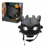 Masca interactivă Toothless «Cum să îți dresezi dragonul» Intră în lumea fantastică a dragonilor cu această mască interactivă inspirată de personajul Toothless din filmul „Cum să îți dresezi dragonul”! Masca le permite copiilor să se transforme într-o adevărată Furie de Noapte, cu efecte luminoase și sonore spectaculoase.Masca are difuzoare integrate și lumină în zona gurii. Când copilul deschide gura, masca scoate sunete realiste de răget și se aprinde, imitând suflul de foc al dragonului. Curelele sunt ajustabile pentru o potrivire confortabilă și sigură.Caracteristici: 	Mască interactivă cu efecte sonore și luminoase 	Design realist inspirat de dragonul Toothless 	Reacționează la mișcarea maxilarului 	Ușoară și confortabilă pentru purtare îndelungată 	Curele reglabile 	Funcționează cu baterii (incluse) 	Potrivită pentru copii de la 5 ani în sus