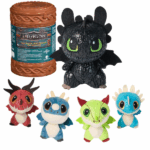 Mini-dragon de pluș în cutie surpriză „Cum să îți dresezi dragonul” (as.) Descoperă aventurile cu acești dragoni de pluș mini din universul „Cum să îți dresezi dragonul” de la DreamWorks! Fiecare cutie misterioasă conține un dragon surpriză. Deschide și vezi cine te așteaptă!Fiecare jucărie are 7,5 cm înălțime și este realizată din pluș moale, cu detalii uimitoare: solzi strălucitori, gheare și aripi din fetru, ochi brodați și cozi lungi care îi ajută să stea în picioare. Perfecți pentru joacă sau colecționare!Oferă bucuria surprizei unui copil sau fan al filmului și adună toți dragonii!Caracteristici: 	Cutie surpriză  – modelul nu se poate alege 	Înălțime: 7,5 cm 	5 modele diferite de colecționat 	Pluș moale, detalii brodate și design autentic 	Potrivit pentru copii de la 4 ani în sus 	Se curăță doar la suprafață