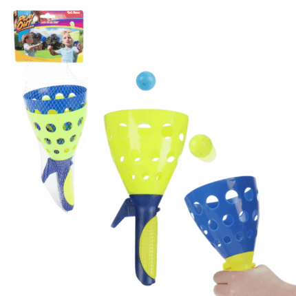 Set de joc «Prinde mingea» Vă prezentăm un joc captivant, amuzant și simplu, perfect pentru unul sau doi copii! Jucătorii aruncă mingile și încearcă să le prindă, dezvoltându-și în același timp reacția și coordonarea mișcărilor.Caracteristici:Setul conține 2 cupe cu mânere și 2 mingi.Înainte de utilizare, fiecărei cupe i se atașează un mâner. Acest lucru se face prin alinierea decupajelor și apăsarea cu răsucire simultană până la fixare. Cupele au orificii speciale care reduc rezistența la mișcare. Mânerele ergonomice sunt prevăzute cu un clips care, atunci când este apăsat, îndoaie o bandă de plastic din interior, propulsând mingea brusc în direcția cupei. Prindeți mingile aruncate de partener și aruncați-le înapoi rapid – distracția este garantată!Mingile au un aspect mat, sunt elastice, oferă o săritură excelentă, rotație bună și o traiectorie precisă. Sunt fabricate din materiale de calitate și au culori intense, ceea ce le face ușor de găsit chiar și în iarbă.Datorită dimensiunii compacte, jucăria este ideală pentru a fi luată în călătorii – mânerele se detașează ușor, iar setul ocupă puțin spațiu.Jucăria este ușoară, rezistentă și fabricată din plastic sigur, cu margini și colțuri rotunjite, fiind perfectă pentru copii.Jocul de prins ajută copiii să își dezvolte motricitatea, coordonarea și atenția. Cei mici se vor bucura de ore întregi de joacă în aer liber, într-un mod activ, distractiv și competitiv.