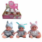 Bebeluș în pijama, 3 modele Bebelușii drăgălași in pijama sunt prietenii perfecți pentru orice fetiță! Cu corp moale, haine viu colorate și detalii adorabile, sunt ideale pentru jocuri de rol și dezvoltarea empatiei și imaginației.Caracteristici: 	Corp moale, membre flexibile 	Pijamale colorate și căciulițe drăguțe 	Materiale sigure, potrivite de la 3 ani în sus 	Disponibile în modele variate