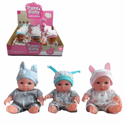Bebeluș în pijama, 3 modele Bebelușii drăgălași in pijama sunt prietenii perfecți pentru orice fetiță! Cu corp moale, haine viu colorate și detalii adorabile, sunt ideale pentru jocuri de rol și dezvoltarea empatiei și imaginației.Caracteristici: 	Corp moale, membre flexibile 	Pijamale colorate și căciulițe drăguțe 	Materiale sigure, potrivite de la 3 ani în sus 	Disponibile în modele variate