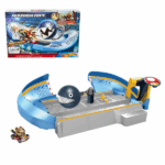 Hot Wheels Трек «Атака заклятых врагов» из видеоигры «Mario Kart» Благодаря Hot Wheels увлекательный мир Mario Kart оживает в играх с набором трасс, посвященных легендарной видеоигре. В набор включена металлическая модель автомобиля Mario Kart, которая с участием детей преодолевает препятствия - в точности как в игре, но на этот раз на трассе Hot Wheels!Чтобы стать самым быстрым гонщиком, самое главное - оставаться на трассе! Продаются отдельно и при наличии.