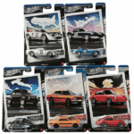 Набор Hot Wheels Silver Series 2025 «National Icons» 1:64, в асс. Откройте новую главу коллекционирования с серебристой серией Hot Wheels National Icons 2025! Этот премиальный набор включает 5 автомобилей, художественно выполненных в ретро‑стиле сошедших с аэродрома или гоночной трассы середины XX века. Каждая модель вдохновлена величайшими автомобильными иконами, символами дизайна и скорости: 	Ford GT40  	Jaguar Lightweight E‑Type  	Fiat 500 D Modificado  	Nissan Skyline HT 2000 GT‑R (1971)  	Porsche 911 R ’67 — встретите красный вариант «common» и редкий chase с покрытием Spectraflame RedХарактеристики: 	Масштаб: 1:64, стандартный размер моделей Hot Wheels 	Серия: Silver Series — National Icons 	Материал: литой цинк и пластик, покрытие Silver chrome 	Рекомендуется для детей от 3 лет и выше (для коллекционеров любого возраста)
