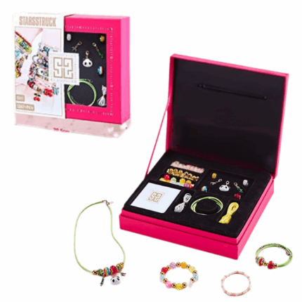 Set creativ cu accesorii pentru crearea brățărilor Acest set creativ minunat le va permite copiilor să creeze brățări unice și să își arate individualitatea. Setul include mărgele multicolore, materiale pentru crearea brățărilor personalizate. Setul va fi un cadou minunat pentru micile fasioniste care adoră să facă brățări și să creeze accesorii frumoase cu propriile mâini.Caracteristici ale setului: 	Mărgele: Mărgele multicolore care pot fi conectate pentru a crea modele și decorațiuni interesante. 	Brățări personalizate: Posibilitatea de a asambla propria brățară cu elemente individuale. Aceasta este o mare oportunitate de a exprima stilul și gustul. 	Culori aleatorii ale accesoriilor: Există culori diferite ale accesoriilor în set, ceea ce adaugă un element de surpriză și face fiecare set unic.Beneficii pentru dezvoltarea copilului: 	Dezvoltarea abilităților motorii fine: Lucrul cu piese mici, cum ar fi mărgelele, dezvoltă coordonarea mișcărilor și îmbunătățește abilitățile motorii fine ale copiilor. 	Gândire creativă: Setul încurajează gândirea creativă, deoarece copiii pot inventa și proiecta propriile bijuterii și pot experimenta cu culori și forme. 	Dezvoltarea încrederii: Crearea propriei brățări îi ajută pe copii să se simtă reușiți și mândri de realizările lor. 	Exprimarea de sine: Setul poate fi folosit pentru a-și crea propriile bijuterii. 	Dezvoltarea răbdării și perseverenței: Procesul de creare a bijuteriilor necesită concentrare și atenție la detalii, ceea ce promovează răbdarea și perseverența.