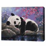 Pictură pe numere 30*40 сm (fără cutie) – Somn dulce de panda Setul include: 	pânză de bumbac cu o diagramă numerotată a imaginii, pe o ramă de lemn 	 3 perii de diferite grosimi 	 vopsele acrilice numerotate 	 monturi pentru fixare pe perete