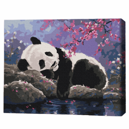Pictură pe numere 30*40 сm (fără cutie) – Somn dulce de panda Setul include: 	pânză de bumbac cu o diagramă numerotată a imaginii, pe o ramă de lemn 	 3 perii de diferite grosimi 	 vopsele acrilice numerotate 	 monturi pentru fixare pe perete