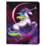 Pictură pe numere 30×40 сm (fără cutie) – Unicorn din poveste, în culori de curcubeu Setul include: 	pânză de bumbac cu o diagramă numerotată a imaginii, pe o ramă de lemn 	 3 perii de diferite grosimi 	 vopsele acrilice numerotate 	 monturi pentru fixare pe perete