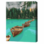 Pictură pe numere 30*40 сm (fără cutie) –  Bărci în lanț Setul include: 	pânză de bumbac cu o diagramă numerotată a imaginii, pe o ramă de lemn 	 3 perii de diferite grosimi 	 vopsele acrilice numerotate 	 monturi pentru fixare pe perete
