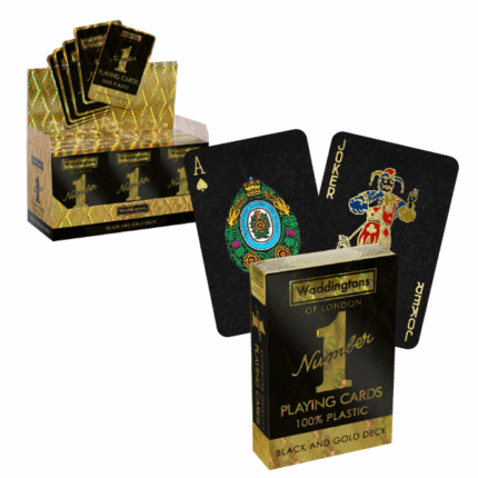 Карты игральные Waddingtons No. 1 «Black And Gold Deck» Игральные карты Waddingtons No. 1 — Black And Gold DeckДобавьте изысканности и блеска в ваши любимые карточные игры с поразительной новой версией игральных карт Waddingtons No. 1 в элегантных черно-золотых цветах. Задняя сторона каждой карты украшена утонченным рисунком из золотой фольги, а масти переосмыслены: черные пики и трефы переливаются золотом, а красные червы и бубны выполнены в эффектном стиле красный на черном.Короли, дамы, валеты и джокеры оформлены в полном цвете с золотыми акцентами. Колода отлично подходит как для дружеских посиделок, так и для стильных игровых вечеров — от покера до бриджа, от блэкджека до пасьянса.Ключевые особенности: 	Премиальный дизайн с золотой фольгой на черном фоне 	52 игральные карты + 2 джокера 	Высококачественное покрытие для прочности и долговечности 	Идеально для всех популярных карточных игр 	Отличный подарок и стильный аксессуар для коллекционеров