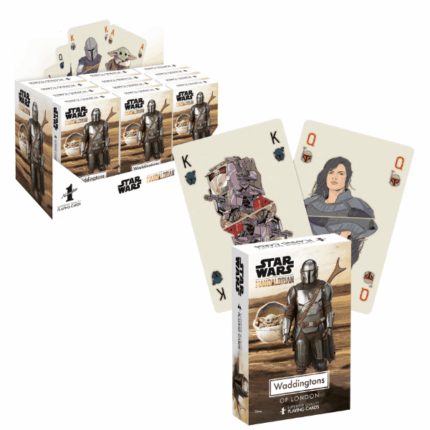 Cărţi de joc Waddingtons No. 1 «Star Wars: Mandalorian» Cărți de joc Waddingtons No. 1 — Star Wars: MandalorianAdaugă stil, substanță și forță serii tale de jocuri cu acest pachet oficial de cărți WADDINGTONS No. 1 inspirat din serialul The Mandalorian. Fiecare suită clasică a fost înlocuită cu o cască distinctivă din universul Star Wars, iar cărțile prezintă personaje precum Cara Dune, IG-11, Greef Karga, Copilul (Grogu) și Mandalorianul însuși.Perfecte pentru orice joc de cărți: Snap, Poker, Blackjack, Solitaire și altele.Caracteristici principale: 	55 de cărți cu imagini ale personajelor din serialul The Mandalorian 	Produs oficial licențiat Star Wars 	Calitate superioară garantată de marca britanică Waddingtons, prezentă pe piață din 1905 	Ideal pentru seri de jocuri în familie sau cu prietenii 	Un cadou perfect pentru fanii Star Wars și The Mandalorian