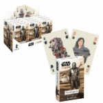 Карты игральные Waddingtons No. 1 «Star Wars: Мандалорец» Игральные карты Waddingtons No. 1 — Star Wars: МандалорецДобавьте стиля и мощи в свои карточные вечера с этой официальной колодой карт WADDINGTONS No. 1 по мотивам сериала The Mandalorian. Классические масти заменены уникальными шлемами из вселенной Star Wars, а карты украшены изображениями таких персонажей, как Кара Дюн, IG-11, Гриф Карга, Малыш (Грогу) и сам Мандалорец.Идеально подходит для всех видов карточных игр — от «Дурака» до «Покера», «Блэкджека» и «Пасьянса».Ключевые особенности: 55 карт с изображениями героев сериала The Mandalorian Официальная лицензионная продукция Star Wars Высокое качество (SUPERIOR QUALITY), гарантированное британским брендом Waddingtons (с 1905 года) Подходит для игр всей семьей или в кругу друзей Отличный подарок для поклонников Star Wars и сериала «Мандалорец»