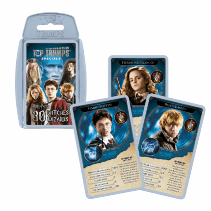Joc de masă Top Trumps «Harry Potter – 30 de Vrăjitoare și Vrăjitori» (en) Pătrundeți în lumea magică a lui Harry Potter cu noua colecție Top Trumps care prezintă 30 de vrăjitoare și vrăjitori emblematici! În acest pachet veți întâlni personaje iubite din Hogwarts și din afara acestuia — de la Harry Potter și Hermione până la Severus Snape și Lord Voldemort. Fiecare carte conține cinci atribute unice care vă vor ajuta să câștigați duelurile de cărți. Jocul oferă ore întregi de distracție și posibilitatea de a descoperi informații interesante despre eroii preferați.Caracteristici cheie: 	30 de personaje iconice din universul Harry Potter 	Cinci atribute unice pe fiecare carte 	Cutie practică din plastic pentru depozitare și călătorii 	Potrivit pentru jucători de la 6 ani în sus 	Joc pentru 2 sau mai mulți jucători