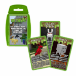 Joc de masă Top Trumps «Minecraft» (en) Jocul TOP TRUMPS este mai mult decât un simplu pachet de cărți! Este un joc renumit în întreaga lume, jucat de peste 50 de ani și îndrăgit de oameni de toate vârstele și interesele. Au fost create mii de ediții diferite TOP TRUMPS – de la orașe la sporturi. Acum este disponibilă o versiune cu eroi din "Minecraft"Pe fiecare carte vei găsi nu doar personajul sau locația ta preferată din Minecraft, ci și informații sub formă de atribute care te vor conduce spre victorie! Cutia practică din plastic îți permite să iei cărțile oriunde cu tine, fie că ești în vacanță, fie într-o aventură.Cât de bine cunoști mobii din Minecraft? Îl învingi cu ușurință pe Creeper sau preferi să te ascunzi după un zid? Află cine te așteaptă în Nether și ce creaturi se ascund sub apă. Pregătește-te de luptă verificând punctele de viață și puterea de atac ale fiecărui mob. Cu aceste cărți, nici Zombii, nici Păianjenii și nici Invocatorii nu te vor mai speria!Regulile jocului:Amestecă pachetul de cărți și împarte-le tuturor jucătorilor. Fiecare ține cărțile cu fața în jos. Primul jucător trage cartea de sus, o întoarce și alege un atribut. Ceilalți jucători își întorc și ei prima carte și compară valorile acelui atribut. Cine are valoarea cea mai mare, câștigă runda și ia cărțile celorlalți, plasându-le sub teancul propriu. Câștigătorul este cel care adună toate cărțile.Conținut:● 33 de cărți într-o cutie practică din plasticCaracteristici:● Număr de jucători: 2+● Durata jocului: 15 minute● Vârstă: 6+
