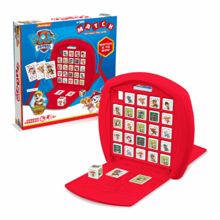 Joc de masă Top Trumps Match «Patrula Cățelușilor» Dacă îți plac jocurile rapide și palpitante, atunci Top Trumps Match este alegerea perfectă pentru tine! Este un joc captivant în care contează logica, strategia și puțin noroc. Top Trumps Match amintește de „X și 0” și „Battleship”, în care doi jucători concurează fără să vadă cărțile celuilalt. Vrei să câștigi? Aranjează un MATCH – un rând de 5 personaje identice și încurcă planurile adversarului!Cutia practică îți permite să iei jocul cu tine oriunde și să-l depozitezi ușor după ce se termină distracția.Patrula Cățelușilor în acțiune! Alege-ți personajul favorit din echipa lui Ryder și vezi cine te va conduce spre victorie: Skye, Marshall sau Chase? Aliniază 5 imagini identice și câștigă! Joacă 5 runde și devino campionul absolut.Regulile jocului:Scopul este să aliniezi 5 cuburi identice pe verticală, orizontală sau diagonală.Înainte de începerea jocului, așază cuburile astfel încât să nu fie mai mult de două la fel în niciun rând. Amestecă cărțile și oferă câte două fiecărui jucător — fără să le arăți!Cel mai mic dintre jucători începe, împingând un cub din colțul stânga sus. Apoi al doilea jucător folosește cubul căzut și împinge altul — din altă poziție!Jocul continuă până când cineva aliniază 5 personaje identice și strigă „MATCH!”.Atenție: dacă adversarul are o carte cu personajul tău aliniat, el îți fură victoria!Conținut: 	25 cuburi 	15 cărți 	Tablă de joc din plastic cu închidereSpecificații: 	Număr de jucători: 2 	Durată joc: 15 minute