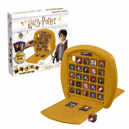 Настольная игра Top Trumps Match «Гарри Поттер» Любишь быстрые и захватывающие игры? Тогда Top Trumps Match — именно то, что тебе нужно! Это динамичная настольная игра, в которой важны логика, стратегия и немного удачи! Игра напоминает смесь крестиков-ноликов и «Морского боя» — два игрока соревнуются, не видя карт друг друга. Победа достаётся тому, кто первым соберёт ряд из 5 одинаковых персонажей. Подстраивайся под ход игры и мешай планам соперника!Благодаря компактному чемоданчику ты легко уберёшь игру после партии и сможешь взять её с собой в дорогу.Выбирай одного из 15 персонажей волшебного мира — Гарри, Гермиону, Рона и других — и сразись с друзьями в магическом поединке! Собери пять одинаковых изображений и побеждай!Правила игры:Цель — выстроить 5 одинаковых кубиков по вертикали, горизонтали или диагонали.Перед началом игры разместите кубики так, чтобы ни в одном ряду не было больше двух одинаковых. Перемешайте карты и раздайте каждому игроку по 2 — не подглядывая!Первым ходит младший игрок — он выталкивает кубик из верхнего левого угла. Второй игрок использует выпавший кубик и выталкивает следующий — но не из того же места!Игра продолжается, пока кто-то не соберёт ряд из 5 одинаковых персонажей и не крикнет «MATCH!».Внимание: если у соперника есть карта с изображением собранного персонажа, он перехватывает победу!В комплекте: 	25 кубиков 	15 карточек персонажей 	Пластиковое игровое поле с крышкойХарактеристики: 	Количество игроков: 2 	Возраст: от 4 лет 	Время игры: около 15 минут
