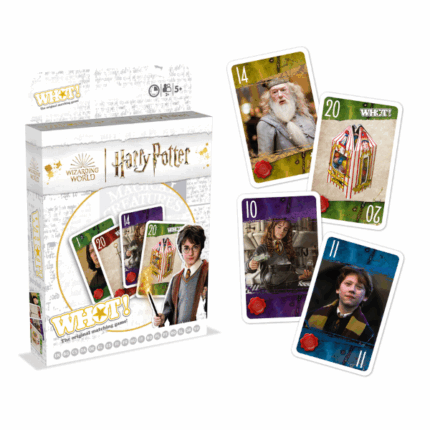 Joc de cărți «WHOT! Harry Potter» Intrați în lumea magică a Hogwarts-ului cu jocul de cărți WHOT! Harry Potter!Această versiune magică a jocului clasic vă va oferi momente de distracție de neuitat alături de prieteni sau familie. În pachet veți găsi personaje și simboluri îndrăgite din lumea vrăjitorilor – Harry, Hermione, Hogwarts și multe altele!Regulile simple, ritmul alert și atmosfera de poveste fac din WHOT! alegerea ideală atât pentru fanii seriei Harry Potter, cât și pentru iubitorii jocurilor de cărți.Cum se joacăPregătire: Amestecați cărțile și distribuiți câte 6 fiecărui jucător. Puneți restul cărților în centrul mesei, cu fața în jos — acesta este teancul de tragere. Întoarceți prima carte și așezați-o lângă teanc — aceasta va fi prima carte din teancul de joc (de aruncare).Tura jucătorului: Pe rând, jucătorii trebuie să joace o carte care se potrivește cu cea de deasupra teancului de joc, fie prin număr, fie prin simbol. Dacă nu au nicio carte potrivită, trag una din teancul de tragere.Cărți speciale:Harta Maroilor: Îți permite să vezi cărțile adversarilor.Întorcătorul Timpului: Inversează sensul jocului.Boabele Tuturor Gusturilor Bertie Bott: Pot determina un jucător să piardă o tură sau să apară efecte surpriză.Victorie: Câștigă jucătorul care scapă primul de toate cărțile sale.Conținutul cutiei53 de cărți ilustrate cu personaje și simboluri din lumea Harry PotterInstrucțiuni cu regulile joculuiSpecificațiiVârstă recomandată: de la 5 aniNumăr de jucători: 2 sau mai mulțiDurata jocului: aproximativ 15 minuteAcest joc este perfect pentru seri în familie sau întâlniri cu prietenii, oferind un amestec captivant de strategie și magie.