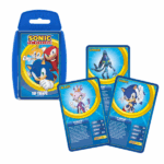 Настольная игра Top Trumps «Соник» (англ.) Соник — быстрый как молния! Эта увлекательная карточная игра создана по мотивам приключений культового героя и его друзей. Эми Роуз, Майлз «Тейлз» Прауэр, Доктор Эггман — узнаешь ли ты их всех? Простые правила и захватывающий геймплей придутся по вкусу всей семье.На каждой карте ты найдешь любимого персонажа и его характеристики, которые помогут одержать победу! Упакованные в удобный пластиковый футляр, карты можно брать с собой куда угодно — в поездку, на отдых или в гости.Правила игры:Перемешайте колоду и раздайте карты всем игрокам. Держите карты лицом вниз. Первый игрок берет верхнюю карту, выбирает одно из свойств и озвучивает его. Остальные игроки также вскрывают верхнюю карту и называют значение выбранного свойства. Тот, у кого самое высокое значение, выигрывает раунд и забирает карты соперников, кладя их вниз своей стопки. Побеждает тот, кто соберёт все карты!Состав игры: 33 карты в удобной пластиковой коробкеХарактеристики: Количество игроков: от 2 Возраст: 6+ Время игры: 15 минут