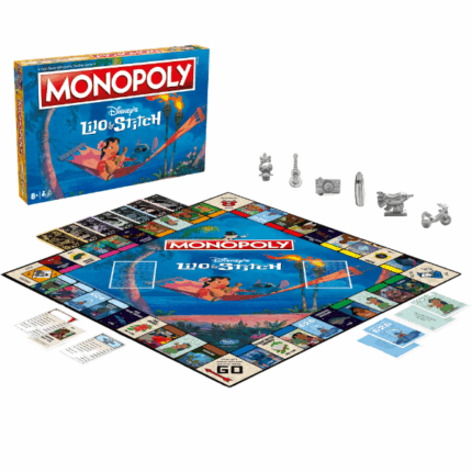 Joc de masă Monopoly «Lilo și Stitch» (en) Pregătește-te să pornești într-o călătorie dincolo de lumea noastră alături de o fată singuratică din Hawaii și cel mai căutat extraterestru din galaxie, în jocul clasic Disney întâlnește cel mai popular joc de masă din lume, Lilo & Stitch MONOPOLY! Cumpără, vinde și schimbă-ți personajele preferate din filmul Disney într-o variantă tropicală a jocului clasic. Încearcă-ți norocul cu cărțile speciale Experiment 626 și Hula în timp ce cutreieri Insula Mare împreună cu Lilo, Nani, Stitch, Peakly, Jumba și alții. Construiește case și hoteluri, alege un pion și încearcă să câștigi în această aventură hawaiiană amuzantă. Amintește-ți: ohana înseamnă familie — așa că nu rămâne în urmă!Caracteristici: 	O nouă ediție palpitantă a jocului de familie preferat MONOPOLY – Lilo & Stitch! 	Alege-ți pionul favorit, explorează locurile preferate și adună averi, dar fii atent la taxe, închisoare și faliment. 	Avansează la Naveta Federației, Jumba și Peakly — vei plăti chirie sau vei culege recompense? 	Investește în case și hoteluri și negociază pentru succes. 	Joc rapid și distractiv pentru întreaga familie.Vârstă recomandată: 8+Număr de jucători: 2–6