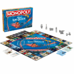 Настольная игра Monopoly «Лило и Стич» (англ.) Приготовьтесь отправиться в космическое приключение вместе с одинокой гавайской девочкой и самым разыскиваемым пришельцем галактики в классической игре MONOPOLY: Лило и Стич! Покупайте, продавайте и обменивайтесь любимыми персонажами из знаменитого фильма Disney в этой тропической версии классической настолки. Рискните с особыми картами Эксперимента 626 и Хула, путешествуя по Большому острову вместе с Лило, Нани, Стичем, Пикли, Джамба и другими. Стройте дома и отели, выбирайте жетон и двигайтесь к успеху в этой весёлой гавайской истории. Помните: оhаnа значит семья — так что не отставайте!Особенности: Ещё одно захватывающее издание любимой настольной игры MONOPOLY — Лило и Стич! Выберите любимый жетон, исследуйте знаковые места и накапливайте состояние, но остерегайтесь налогов, тюрьмы и банкротства. Путешествуйте к Федерации, Джамба и Пикли — будете ли вы платить аренду или получать награды? Инвестируйте в дома и отели, торгуйте и добивайтесь успеха. Быстрая и увлекательная игра для всей семьи.Возраст: от 8 летКоличество игроков: 2–6