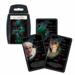 Настольная игра Top Trumps «Гарри Поттер — Темные искусства» (англ.) Волан-де-Морт собирает темные силы, чтобы бросить вызов наследию Хогвартса в этом мрачном издании Top Trumps: Гарри Поттер — Темные искусства. Внутри — 30 карт с самыми опасными злодеями волшебного мира, включая Беллатрису Лестрейндж, Фенрира Сивого, Пожирателей Смерти и самого Темного Лорда. Узнай, кто из них самый коварный, у кого больше магии, хитрости и даже мудрости!Светящаяся в темноте обложка придаёт игре атмосферу настоящей тьмы, а биографии персонажей раскроют тебе их тайны. Сразись с друзьями, побеждай в раундах и стань главным магом Топ Трампс!Ключевые особенности: Увлекательная и познавательная игра с персонажами Темных искусств Можно объединить с колодой «Герои Хогвартса» для расширенной игры Компактный пластиковый футляр для игры в путешествии Подходит для магов, волшебниц и магглов от 6 лет