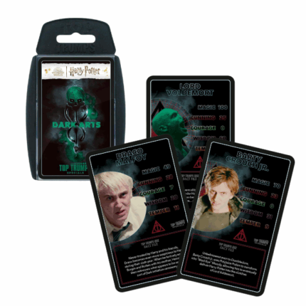 Настольная игра Top Trumps «Гарри Поттер — Темные искусства» (англ.) Волан-де-Морт собирает темные силы, чтобы бросить вызов наследию Хогвартса в этом мрачном издании Top Trumps: Гарри Поттер — Темные искусства. Внутри — 30 карт с самыми опасными злодеями волшебного мира, включая Беллатрису Лестрейндж, Фенрира Сивого, Пожирателей Смерти и самого Темного Лорда. Узнай, кто из них самый коварный, у кого больше магии, хитрости и даже мудрости!Светящаяся в темноте обложка придаёт игре атмосферу настоящей тьмы, а биографии персонажей раскроют тебе их тайны. Сразись с друзьями, побеждай в раундах и стань главным магом Топ Трампс!Ключевые особенности: 	Увлекательная и познавательная игра с персонажами Темных искусств 	Можно объединить с колодой «Герои Хогвартса» для расширенной игры 	Компактный пластиковый футляр для игры в путешествии 	Подходит для магов, волшебниц и магглов от 6 лет