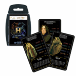 Настольная игра Top Trumps «Герои Хогвартса» (англ.) Идеальная карточная игра для всех поклонников Гарри Поттера! Проверь, насколько хорошо ты знаешь героев фильмов — а может, узнаешь о них что-то новое? Играть можно вдвоём или в компании. На каждой карточке ты найдешь не только любимого героя или локацию из мира Гарри Поттера, но и атрибуты, которые помогут одержать победу! Упакованная в удобную пластиковую коробку, колода легко отправится с вами хоть в самое далёкое путешествие и скрасит любую дорогу.Правила игры:Перетасуйте колоду и раздайте карты всем игрокам. Каждый держит свои карты лицом вниз. Возьмите верхнюю карту из своей стопки и выберите один из атрибутов. Остальные игроки тоже открывают свои верхние карты и сравнивают значения выбранного атрибута. У кого больше — тот забирает карты остальных игроков и кладёт их под свою стопку. Побеждает тот, кто соберёт все карты!Содержимое:● 33 карты в удобной пластиковой коробкеХарактеристики:● Количество игроков: от 2● Возраст: 6+● Время игры: 15 минут