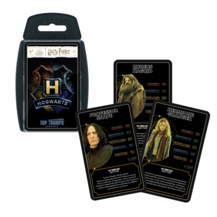 Joc de masă Top Trumps «Eroii din Hogwarts» (en) Jocul de cărți perfect pentru orice fan Harry Potter! Testează-ți cunoștințele despre personajele din filme — sau poate vei învăța ceva nou despre ele. Jocul se poate juca în doi sau cu mai mulți jucători. TOP TRUMPS are numeroase versiuni și adesea este combinat cu licențe celebre. Pe fiecare carte vei găsi nu doar un personaj sau loc emblematic din universul Harry Potter, ci și atribute care te pot conduce spre victorie! Setul este găzduit într-o carcasă practică din plastic, perfectă pentru călătorii și aventuri.Cum se joacă:Amestecă pachetul de cărți și împarte-l tuturor jucătorilor. Fiecare își ține cărțile cu fața în jos. Ia prima carte de sus din teancul tău, întoarce-o și alege un atribut. Ceilalți jucători întorc și ei prima lor carte și compară valorile acelui atribut. Cel care are cea mai mare valoare câștigă runda și colectează cărțile adversarilor, plasându-le sub propriul teanc. Câștigă cel care adună toate cărțile!Conținut:● 33 de cărți într-o cutie practică din plasticSpecificații:● Număr de jucători: minimum 2● Vârsta: 6+● Durata jocului: 15 minute