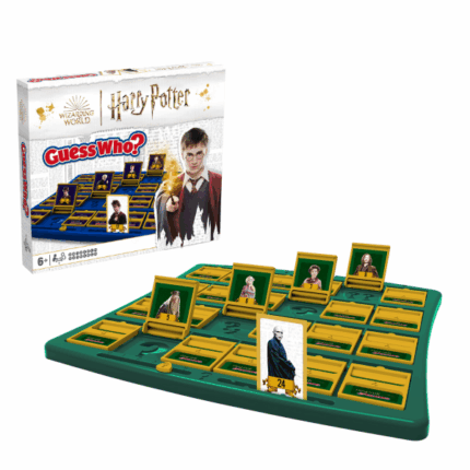 Joc de masă Guess Who? «Harry Potter» „Ghicește cine este?” revine în stilul său cel mai bun! Pune-ți mantia și începe jocul. Pe tabla de joc vei găsi personajele tale preferate din seria de filme Harry Potter. Pune întrebări pentru a ghici ce personaj a ales adversarul tău. Setul conține o tablă convenabilă, care te ajută să-ți organizezi răspunsurile. „Ghicește cine este? Harry Potter” este un joc de familie pentru copii de la 6 ani. Nivelul de dificultate îl alegi tu! Explorează variantele de joc!Regulile jocului:Fiecare jucător primește o tablă cu personaje și o înclină în spate pentru a deschide toate ferestrele. Amestecă cărțile misterioase. Jucătorii trag pe rând câte o carte și o plasează în locul potrivit pe tabla lor. Cel mai tânăr jucător începe. Pe rând, puneți întrebări pentru a afla ce personaj are adversarul. Întrebările trebuie formulate pentru a primi răspuns „DA” sau „NU”. După fiecare rundă, jucătorii exclud personajele care nu corespund, ascunzându-le pe tablă. Câștigă cel care ghicește primul personajul ales de adversar.Campionatul Cupei Casei:„5 puncte pentru Gryffindor!” — un strigăt care te poate face Maestru. În versiunea extinsă, fiecare victorie valorează 1 punct. Câștigătorul Cupei Casei este cel care adună 5 puncte! Pot participa mai mulți jucători, dar toți trebuie să joace același număr de partide, iar rezultatele să fie înregistrate cu atenție. Alege-ți casa sau personajul preferat de la Hogwarts și simte atmosfera adevărată a competiției din Școala de Vrăjitorie.Conținut: 	2 table de joc 	48 cărți cu personaje 	24 cărți misterioaseSpecificații: 	Număr de jucători: 2 	Vârstă: 6+ 	Durata jocului: aprox. 15 minuteAtenție! Nu este potrivit pentru copii sub 3 ani.