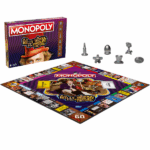 Настольная игра Monopoly «Вилли Вонка и шоколадная фабрика» (англ.) "Немного безумия порой нужно даже мудрецам..."Отправляйтесь в волшебное путешествие по фабрике Вилли Вонки в специальной версии настольной игры MONOPOLY: Вилли Вонка и шоколадная фабрика! Собирайте любимые моменты из культового музыкального фильма 1971 года: комнаты фабрики, песни умпа-лумпов, родителей и даже вкусные детали, такие как лизабои обои!Играйте одной из шести уникальных металлических фишек, включая золотое яйцо, вечный леденец и газировку с пузырьками, исследуйте такие знаковые локации, как Шоколадная река и Водопад, и стройте свою шоколадную империю, покупая комнаты и фабрики. Карты Золотой билет и Контракт помогут или навредят вашему пути к мечте. Только остерегайтесь Кладовой и Комнаты изобретений — они могут стоить вам состояния в ириске!Особенности: Идеально для поклонников Вилли Вонки и сладкоежек Для 2–6 игроков, возраст от 8 лет 6 эксклюзивных фишек: от золотого яйца до пузырькового напитка Уникальное игровое поле по мотивам фильма с Джином Уайлдером Используйте собственные фабрики и комнаты для увеличения дохода Карты событий добавят сюрпризов и испытаний на вашем путиВозраст: 8+Количество игроков: 2–6