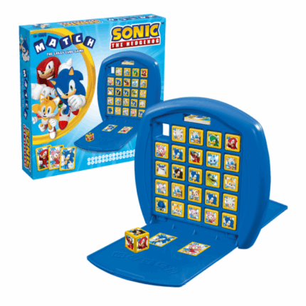 Joc de masă Top Trumps Match «Sonic» Sonic, Amy Rose, Tails sau poate Knuckles? Alegerea personajului preferat din seria de aventuri cu ariciul albastru este o adevărată provocare! Din fericire, în jocul TOP TRUMPS MATCH copilul tău va găsi întreaga echipă Sonic! Jocul rapid și simplu va fi pe placul copiilor începând cu vârsta de 4 ani. Iar după joc — nici urmă de dezordine!Regulile jocului:Scopul este să aliniezi 5 zaruri identice pe verticală, orizontală sau diagonală. Înainte de începerea jocului, fiecărui jucător i se dau câte două cărți cu personaje. Cărțile celui de-al doilea jucător rămân necunoscute! Jocul începe jucătorul cel mai mic, care împinge zarul din colțul stânga sus al tablei. Al doilea jucător folosește zarul care a ieșit pe partea lui pentru a împinge următorul zar. Cine formează primul un rând uniform cu 5 personaje identice strigă MATCH și câștigă. Atenție! Victoria poate fi răsturnată dacă adversarul deține o carte cu personajul aliniat.Conținut: 	Tablă de joc din plastic cu capac 	25 zaruri 	15 cărți cu personajeSpecificații: 	Număr de jucători: 2 	Vârstă: 4+ ani 	Durata jocului: 15 minute