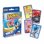 Joc de cărți «WHOT! Sonic» Sonic – rapid ca fulgerul! Un joc de cărți captivant inspirat din aventurile lui Sonic. Amy Rose, Miles "Tails" Prower, Doctor Eggman – îi cunoști pe toți? Regulile simple și jocul antrenant vor fi pe placul întregii familii. Scapă de toate cărțile pentru a câștiga. Vrei mai multă provocare? Încearcă varianta alternativă a jocului – Knockout.Cum se joacă?Scopul jocului este să scapi de toate cărțile, potrivindu-le după simbol sau număr. Înainte de începerea jocului, amestecă pachetul și oferă fiecărui jucător câte 6 cărți. Din cărțile rămase se formează un teanc de tragere. Prima carte se întoarce cu fața în sus și se plasează în mijloc – acesta va fi teancul de potrivire. Primul jucător trebuie să adauge o carte cu același simbol sau număr. Excepție face cartea WHOT!, care poate înlocui orice simbol sau număr. Dacă un jucător nu are ce potrivi, trage o carte din teanc. Câștigă cel care scapă primul de toate cărțile.Knockout extinsVrei mai mult decât jocul clasic? Încearcă Knockout – o variantă cu punctaj. Când un jucător scapă de toate cărțile, ceilalți adună numerele de pe cărțile rămase. Rezultatul se notează în caietul inclus. Jucătorii care ajung la 100 de puncte sau mai mult sunt eliminați. Câștigă cel care rămâne cel mai mult în joc.Conținutul cutiei● 53 de cărți cu simboluri● instrucțiuni● caiet de scorSpecificații● număr de jucători: 2+● vârsta recomandată: 5+● durată joc: 15 minute