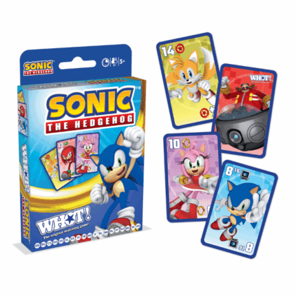 Joc de cărți «WHOT! Sonic» Sonic – rapid ca fulgerul! Un joc de cărți captivant inspirat din aventurile lui Sonic. Amy Rose, Miles "Tails" Prower, Doctor Eggman – îi cunoști pe toți? Regulile simple și jocul antrenant vor fi pe placul întregii familii. Scapă de toate cărțile pentru a câștiga. Vrei mai multă provocare? Încearcă varianta alternativă a jocului – Knockout.Cum se joacă?Scopul jocului este să scapi de toate cărțile, potrivindu-le după simbol sau număr. Înainte de începerea jocului, amestecă pachetul și oferă fiecărui jucător câte 6 cărți. Din cărțile rămase se formează un teanc de tragere. Prima carte se întoarce cu fața în sus și se plasează în mijloc – acesta va fi teancul de potrivire. Primul jucător trebuie să adauge o carte cu același simbol sau număr. Excepție face cartea WHOT!, care poate înlocui orice simbol sau număr. Dacă un jucător nu are ce potrivi, trage o carte din teanc. Câștigă cel care scapă primul de toate cărțile.Knockout extinsVrei mai mult decât jocul clasic? Încearcă Knockout – o variantă cu punctaj. Când un jucător scapă de toate cărțile, ceilalți adună numerele de pe cărțile rămase. Rezultatul se notează în caietul inclus. Jucătorii care ajung la 100 de puncte sau mai mult sunt eliminați. Câștigă cel care rămâne cel mai mult în joc.Conținutul cutiei● 53 de cărți cu simboluri● instrucțiuni● caiet de scorSpecificații● număr de jucători: 2+● vârsta recomandată: 5+● durată joc: 15 minute