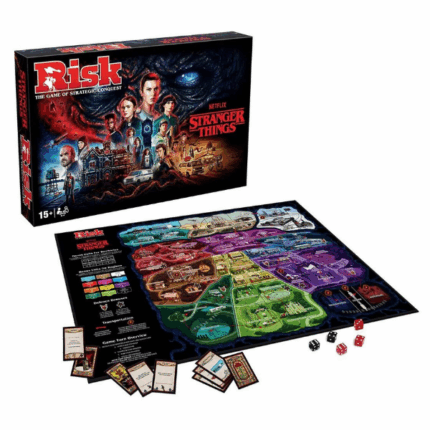 Настольная игра Risk «Очень странные дела» (англ.) Маленький город Хокинс, штат Индиана, снова оказался в центре сверхъестественного конфликта. Векна сбежал из лаборатории и с каждым днём становится всё сильнее, медленно захватывая Хокинс. В хаосе на улицах сформировались четыре группы с единой целью — остановить Векну, чтобы он не добрался до дома Крилов. Несмотря на общую задачу, мотивы у каждой группы разные — от благородных до злых. Добрые жители Хокинса разделились на взрослых и смелых детей, чтобы остановить Векну и уничтожить его раз и навсегда. В то же время советская и американская армии хотят поймать Векну и использовать его силы как оружие против друг друга. В этом особом издании RISK вы решаете судьбу Хокинса: выберите сторону — законопослушных жителей или хаотичных армий США и СССР.Ключевые особенности: 	Стратегическая игра завоеваний: издание Stranger Things! 	Ваши любимые персонажи: Одиннадцать, Векна, Дастин и другие 	Уникальное игровое поле с ключевыми локациями из сериала 	Качественные игровые фишки, быстрая игра и легкая настройка, включая специальный жетон Векны 	RISK — игра, где нужно захватить всёВозраст: 15+Количество игроков: 2+