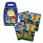 Настольная игра Top Trumps «World Football Stars 200» (1) Top Trumps: World Football Stars – Top 200 — это коллекционная карточная игра для поклонников футбола всех возрастов. Внутри — 200 карт с самыми известными звёздами мирового футбола: от легенд до восходящих талантов. Игроки сравнивают характеристики игроков (например, голы, техника, возраст), чтобы выиграть карты соперников. Первый набор включает удобный пластиковый футляр, правила и карты для начала игры. Это отличная возможность узнать больше о футболистах и весело провести время.Начни собирать всех лучших футболистов мира с набором Top Trumps TOP 200, всего доступно 6 коллекционных паков. В коллекции — игроки из Англии, Европы, США, Германии, Испании, Ближнего Востока, среди них и мужчины, и женщины.Игра подходит детям с 6 лет и взрослым.