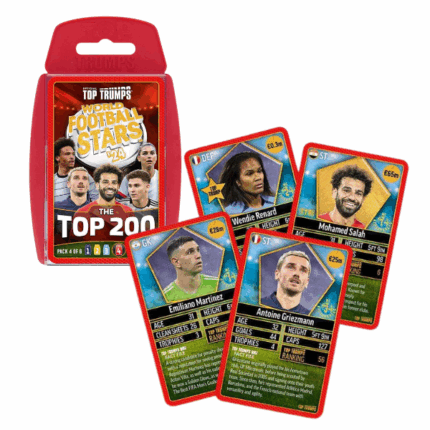 Настольная игра Top Trumps «World Football Stars 200» (4) Top Trumps: World Football Stars – Top 200 — это коллекционная карточная игра для поклонников футбола всех возрастов. Внутри — 200 карт с самыми известными звёздами мирового футбола: от легенд до восходящих талантов. Игроки сравнивают характеристики игроков (например, голы, техника, возраст), чтобы выиграть карты соперников. Четвертый набор включает удобный пластиковый футляр, правила и карты для игры. Это отличная возможность узнать больше о футболистах и весело провести время.Начни собирать всех лучших футболистов мира с набором Top Trumps TOP 200, всего доступно 6 коллекционных паков. В коллекции — игроки из Англии, Европы, США, Германии, Испании, Ближнего Востока, среди них и мужчины, и женщины.Игра подходит детям с 6 лет и взрослым.
