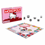 Настольная игра Monopoly «Hello Kitty» (англ.) MONOPOLY: Hello Kitty – издание для настоящих фанатов Кавай!Если вы обожаете всё милое, тогда приготовьтесь завязывать бантики — перед вами невероятно очаровательное издание MONOPOLY: Hello Kitty, созданное в честь 50-летия любимого персонажа от Sanrio.Путешествуйте по игровому полю, где Hello Kitty изображена в разных нарядах, занимаясь своими любимыми делами. Эта официально лицензированная версия порадует как детей, так и взрослых, делая её отличным подарком для семейных вечеров или детских вечеринок.Благодаря своему кавайному оформлению игра не только приносит радость, но и может стать милым декоративным элементом в комнате поклонника Hello Kitty!Особенности: Милый дизайн с Hello Kitty в праздничных образах Классическая механика Monopoly в новой тематике Идеально для семейных игр и вечеринок Отличный подарок для детей и коллекционеров Может использоваться как декор Hello KittyВозраст: 8+Количество игроков: 2–6