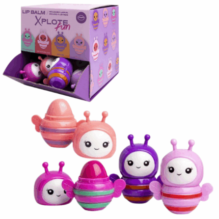 Balsam de buze XPLOTE FUN „Albinuța veselă”, as. Pătrunde în lumea emoțiilor vesele cu balsamul de buze XPLOTE FUN „Albinuța Veselă” — o îngrijire adorabilă și eficientă, într-un format jucăuș!Acest balsam în formă de albinuță veselă nu doar că hidratează și catifelează buzele, ci oferă și arome plăcute: căpșună, pepene verde, strugure și piersică. Compact și practic, se potrivește perfect în orice geantă și devine companionul tău de încredere pentru îngrijirea buzelor.Caracteristici: 	Design original sub forma unei albinuțe vesele 	Arome delicioase: căpșună, pepene verde, strugure, piersică 	Hidratează și hrănește intens buzele 	Dimensiune compactă — la îndemână mereu 	Potrivit pentru copii și adulțiAdaugă un strop de veselie și grijă în rutina ta zilnică cu balsamul XPLOTE FUN „Albinuța Veselă”!Atenție! Conține piese mici – pericol de sufocare.Opriți utilizarea dacă apar iritații.
