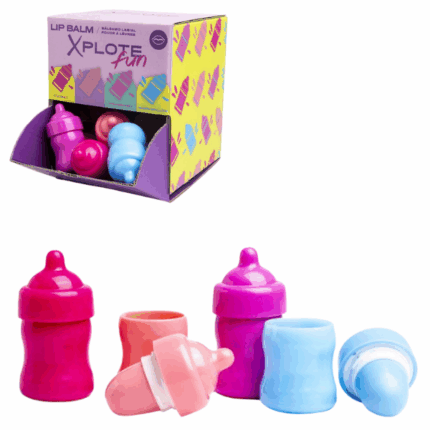 Balsam de buze XPLOTE FUN „Biberon”, as. Oferă-i copilului tău bucuria îngrijirii personale cu balsamul de buze XPLOTE FUN, colorat și parfumat, în formă de biberon!Designul unic atrage atenția, iar aromele fructate transformă aplicarea într-o experiență plăcută. Balsamul îngrijește delicat pielea sensibilă a buzelor copiilor, prevenind uscarea și iritațiile. Formatul compact se potrivește perfect în buzunar sau în rucsac – mereu la îndemână!Caracteristici: 	Design pentru copii, în formă de biberon 	Arome: căpșună, cocos, piersică și marshmallow (în asortiment) 	Hidratează, catifelează și protejează buzele 	Ideal pentru utilizare zilnică