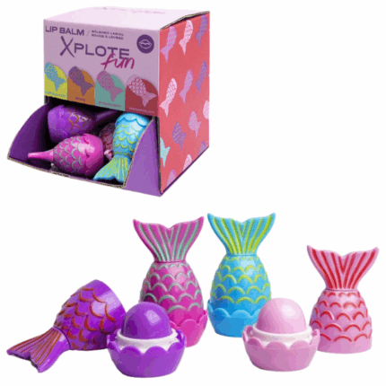 Balsam de buze XPLOTE FUN „Sirena”, as. Descoperă magia cu balsamurile de buze XPLOTE FUN „Sirena” – combinația perfectă între îngrijire și un design de poveste!Fiecare balsam hidratează și hrănește delicat buzele, oferindu-le o textură plăcută și un luciu subtil. Cele patru arome delicioase – căpșună, strugure, pepene verde și piersic – te vor purta într-o lume fermecată, sub valurile mării.Caracteristici: 	Design original în formă de coadă de sirenă 	Arome: căpșună, strugure, pepene verde, piersic 	Hidratează și catifelează buzele 	Format compact – ideal de luat oriunde 	Potrivit atât pentru copii, cât și pentru adulțiAdaugă un strop de magie în trusa ta de cosmetice cu balsamurile de buze XPLOTE FUN „Sirena”!Atenție! Conține piese mici – pericol de sufocare.Opriți utilizarea dacă apar iritații.