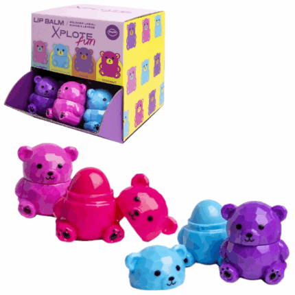 Balsam de buze XPLOTE FUN „Ursulețul Teddy”, as. Cufundă-te în lumea tandreții cu balsamul de buze XPLOTE FUN „Ursulețul Teddy” – la fel de adorabil pe cât este de eficient!Cu un design fermecător în formă de ursuleț, acest balsam transformă îngrijirea zilnică a buzelor într-o adevărată plăcere. Hidratează, catifelează și parfumează delicat pielea buzelor. Este disponibil în arome delicioase: căpșună, cocos, strugure și vată de zahăr– alege-o pe cea preferată!Caracteristici: 	Design adorabil în formă de ursuleț 	Hidratează și catifelează buzele 	Arome: căpșună, cocos, strugure, vată de zahăr 	Format compact – ușor de luat oriunde 	Potrivit atât pentru copii, cât și pentru adulți Atenție! Conține piese mici – pericol de sufocare.Opriți utilizarea dacă apar iritații.