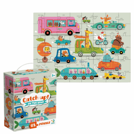 Puzzle «Prinde-mă! Pe drum», 48 elem. Puzzle-ul Dodo „Prinde-mă! Pe drum”, format din 48 de piese, îi introduce pe cei mici într-o lume colorată a aventurilor rutiere. Ilustrația veselă prezintă diverse mijloace de transport – un autobuz, o mașină de curse, o bicicletă, un scuter și chiar o mașină-portocală pe o roată, toate conduse de animale simpatice.Acest puzzle este perfect pentru dezvoltarea motricității fine, a atenției și a gândirii logice. Numărul de piese îl face ideal pentru copiii care deja au ceva experiență în asamblarea puzzle-urilor și doresc să-și perfecționeze abilitățile.Puzzle-ul „Prinde-mă! Pe drum” este alegerea perfectă pentru micii pasionați de mașini și aventuri. O activitate distractivă care aduce multă bucurie și ajută la dezvoltarea abilităților esențiale!